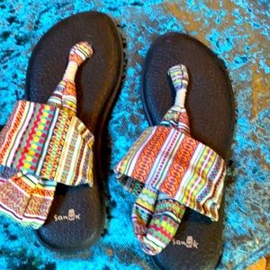 Sanuk tribal print sling sandals sz8